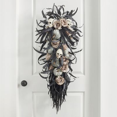 ハロウィン Gothic Skull Door Swag | Grandin Road